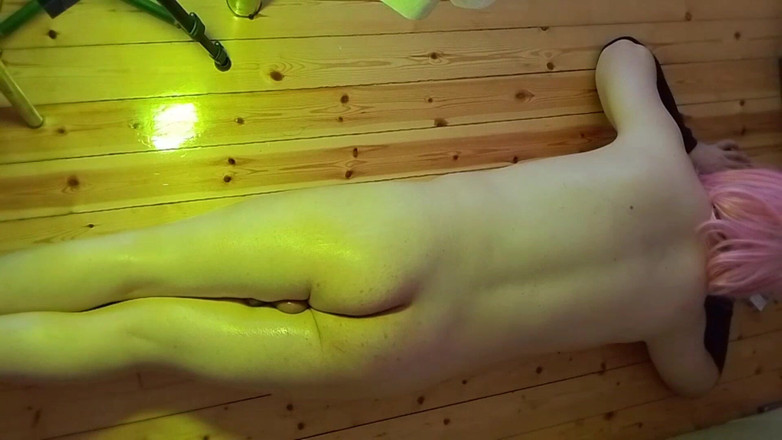 Kitty_Cross: 抹油的大腿滑落和滑动