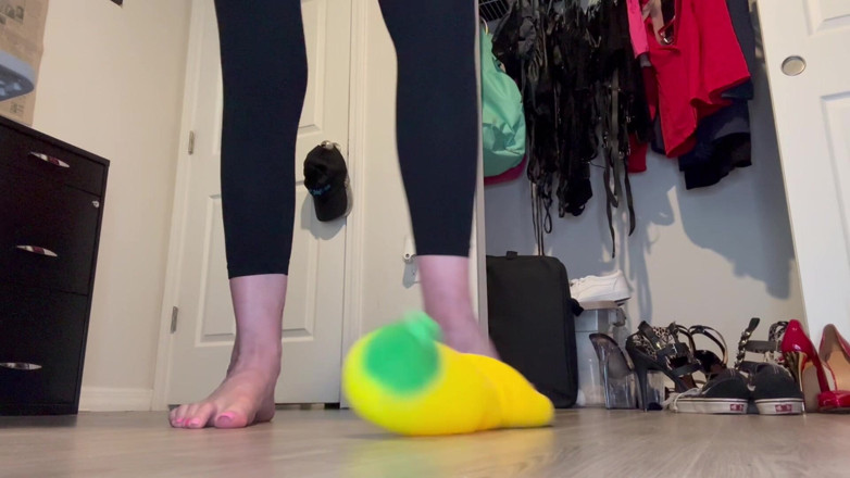Peppermint Giantess: Stretchy Banana Squish Size 26 Feet