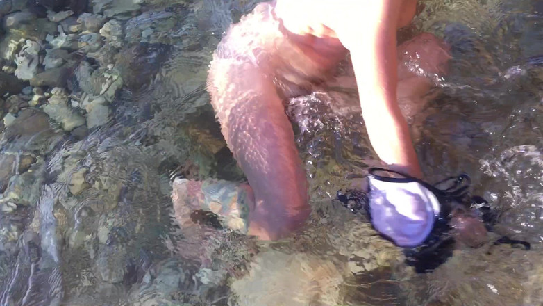 Risky Hairy Couple: Nuoto nudo a cipro