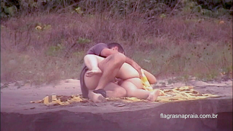 Amateurs videos: Koppel heeft seks op het strand en neemt de tijd...