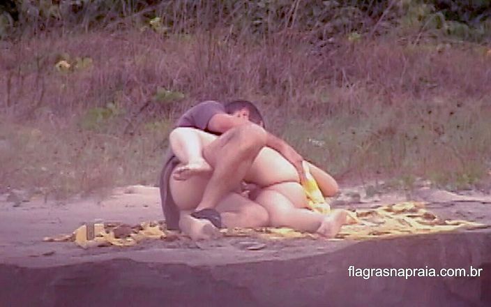 Amateurs videos: 夫妇在海滩上做爱，需要时间意识到正在拍摄