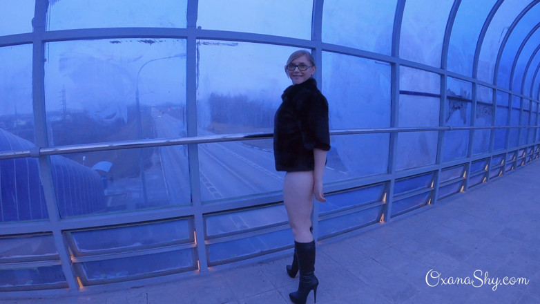 MILF Oxana: Děvka s kolíkem do zadku v nadjezdu