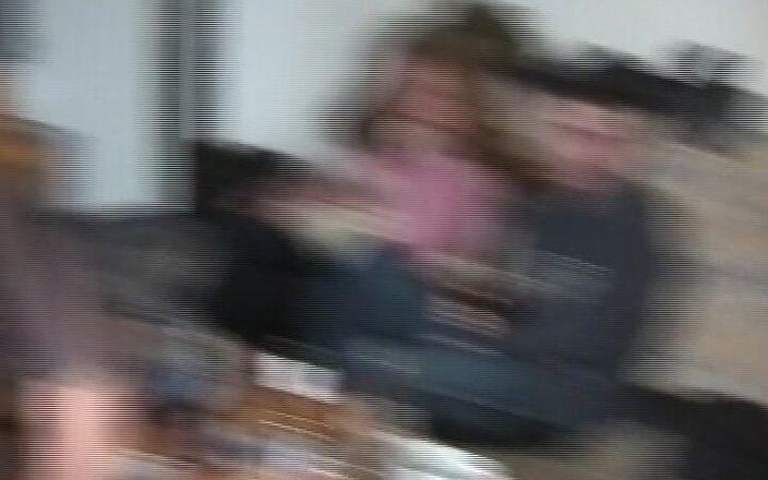 Deutsche Camgirls: Çoraplı Alman genç kız amına yarak alıyor