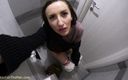 Sophia Smith UK: Британская шлюшка писает в крошечном туалете
