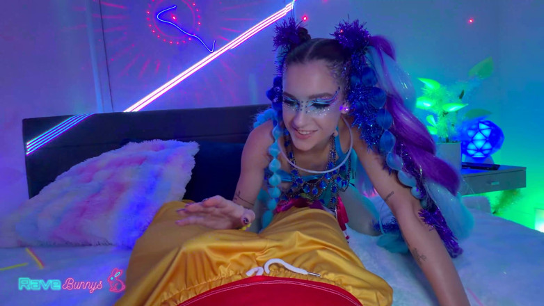 Rave Bunnys: Rave Girl Madison Steel Spreads Her Legs for the Dj’s...