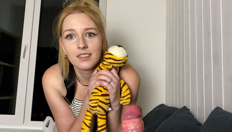 SweetAndFlow: Школьница делает минет и трахается с отчимом из-за плохой оценки