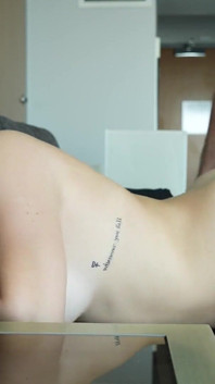 Blonde babe genietend van de ochtend