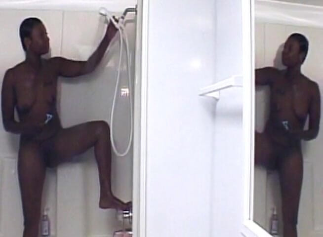 Black Jass: Ebony slut shaving pussy before getting banged in the bathtub