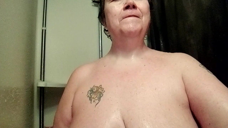Sex hub couple: Jen bermain dengan teteknya sendiri di bilik mandi