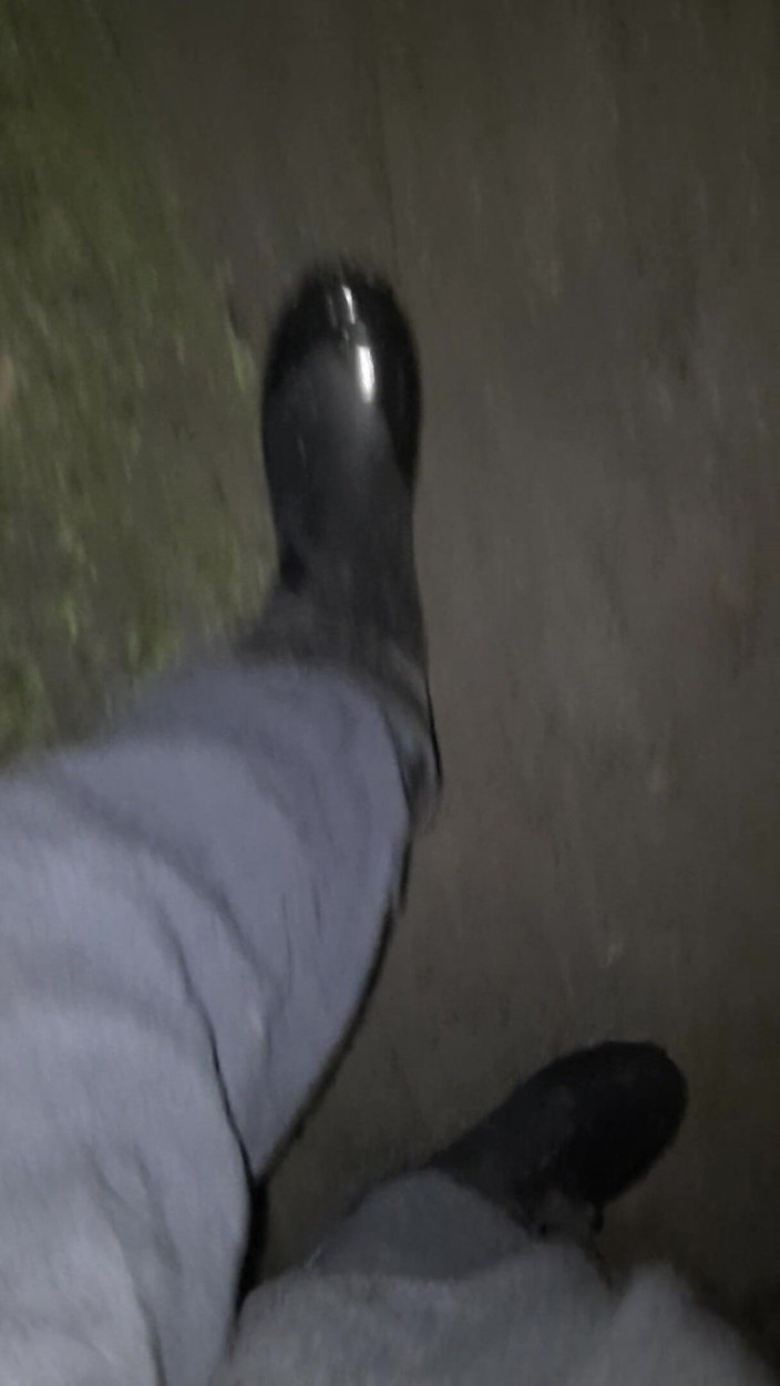 SinDee: Rubberboots lopen