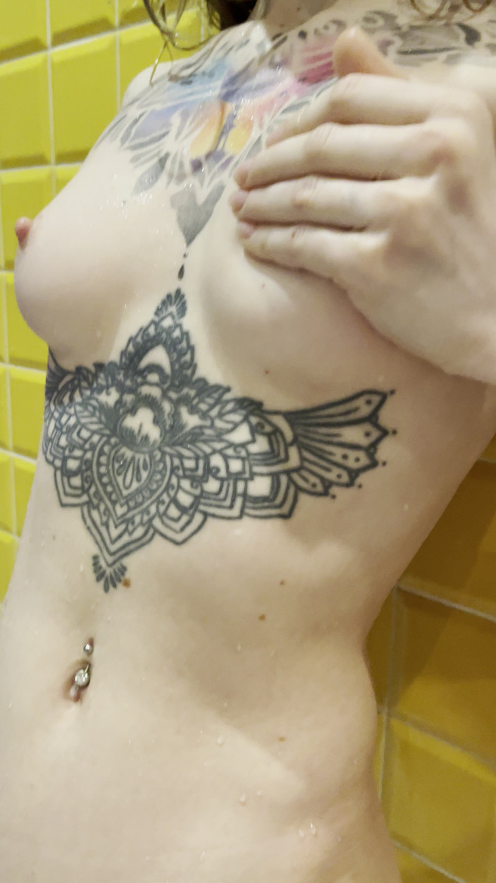 Karneli Bandi: Nevlastní táta mě chytil v koupelně při mytí a udělal...