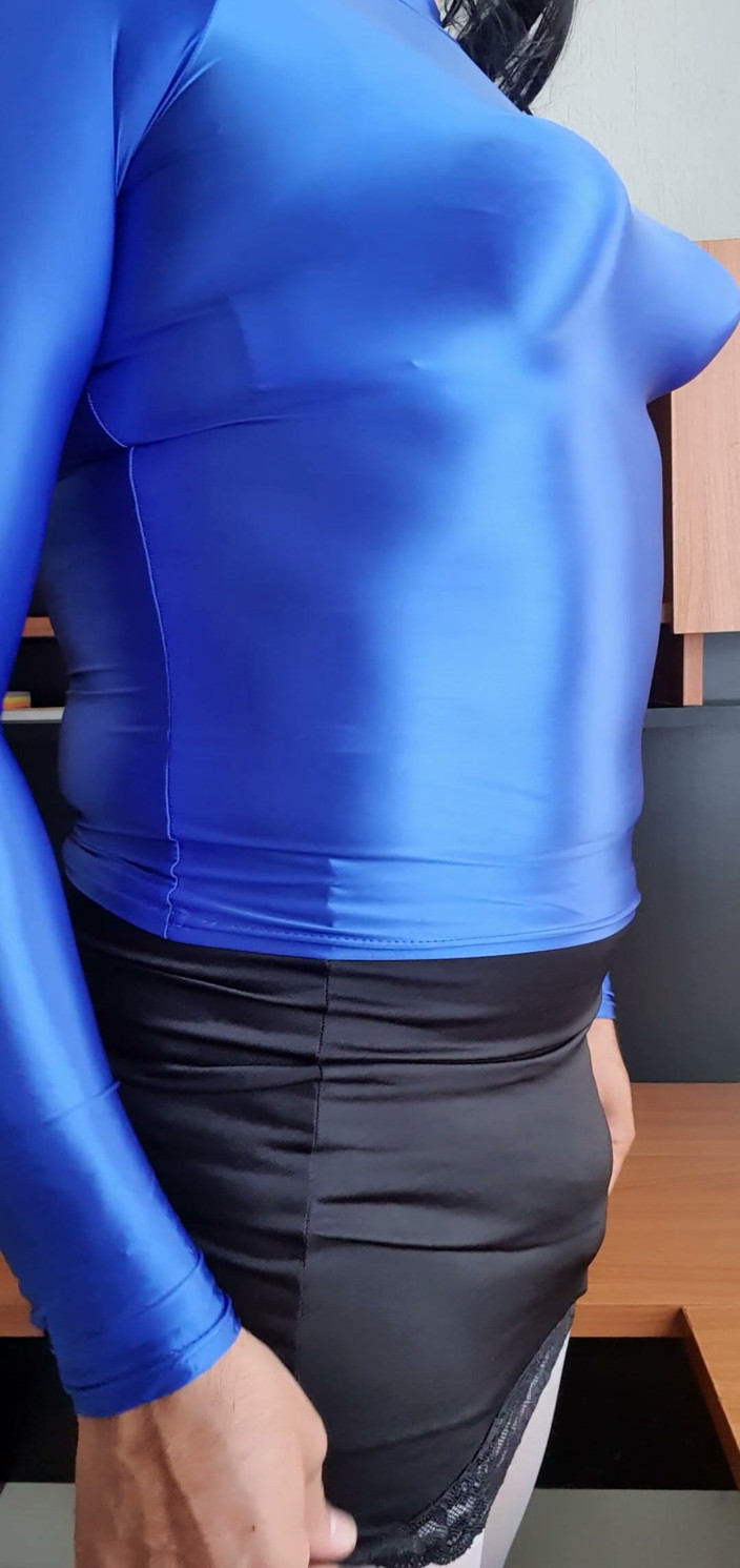 Sexy shinny clothes: Předváděm svou modrou spandexovou halenku a špičatá prsa