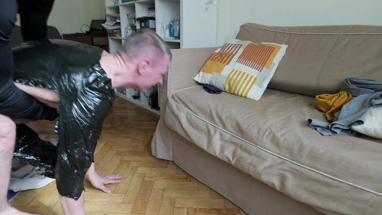 1TeddyBear1: Enveloppé Dans Un Film Noir Et Baisé Avec Une Grosse...