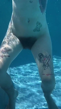 Pearl Sage si cewek cantik dengan tubuh aduhai lagi asik muasin memeknya sendirian di bawah air