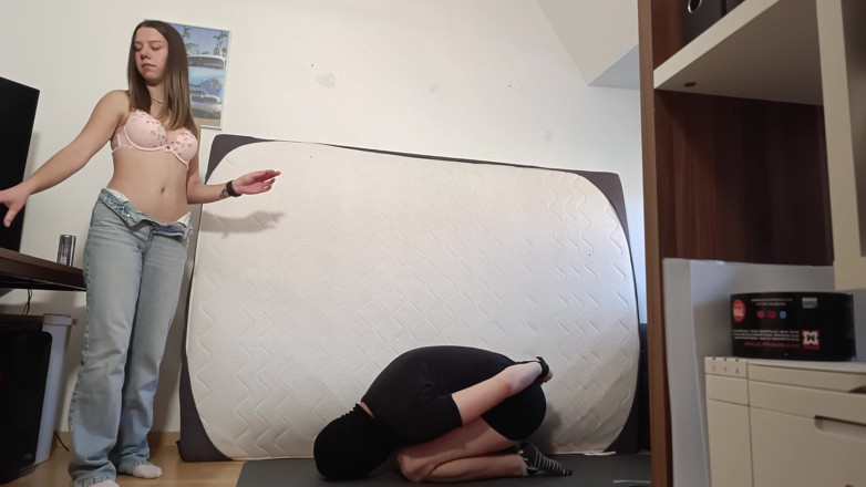 German ballsbusted: Mi sta distruggendo le palle e io sono indifesa