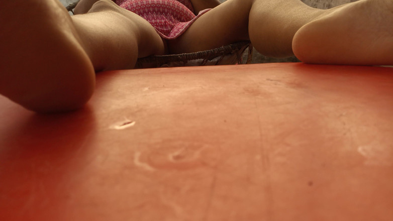 Karmicoxv: Tittar på min frus ben