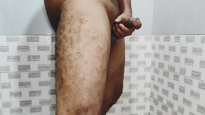 Jastin: एक सेक्स लड़का हस्तमैथुन कर रहा था अचानक किसी ने दरवाजा खटखटाया और उसे हिलाते हुए पकड़ा