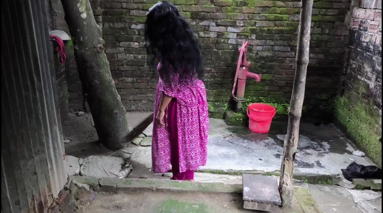 SAFI-SEXY: 叔母がバスルームを掃除していたので、私は彼女を抱きしめて彼女のお尻をファックし始めました