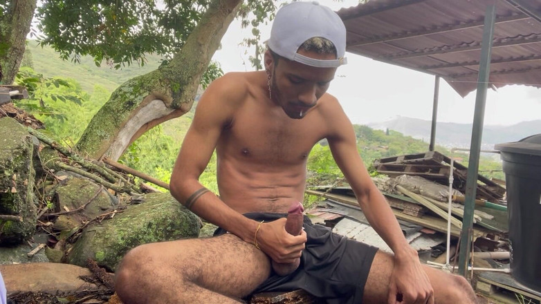 vergar4_daviid: Ngentot pakai mainan seksku di belakang rumah yang ditinggalkan