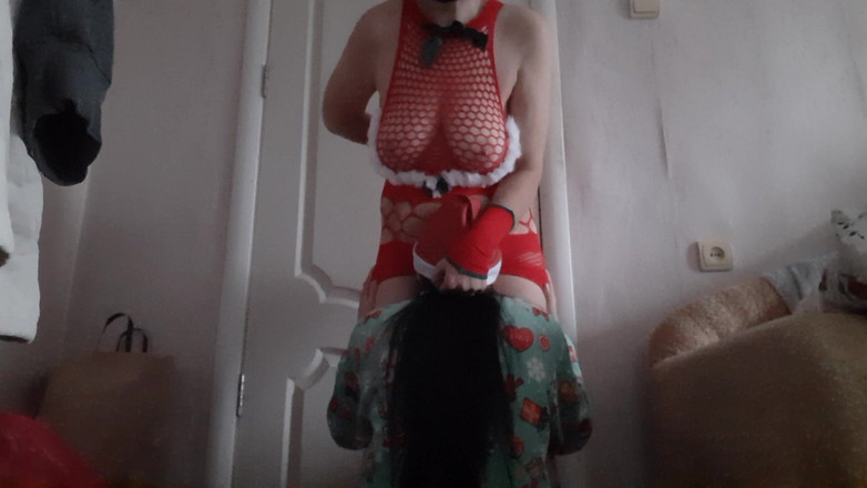 Lesbian-illusion: Noel arifesinde, kostüm partisinde, karda genç kız elfini ağzından sikiyor