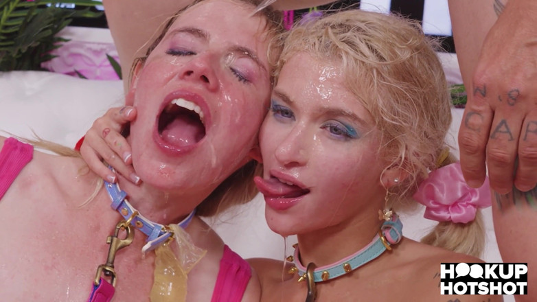 Hookup Hotshot: Rebel Rhyder und Emma Rosie durchstöbern das Internet auf der...