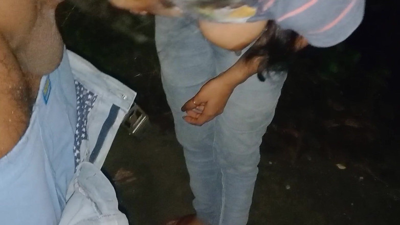 NikiRathod: 丛林中的后入式和口交组合