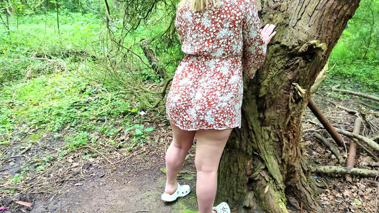 JessieHH: Dicrot di dalam sama orang asing di hutan di luar...