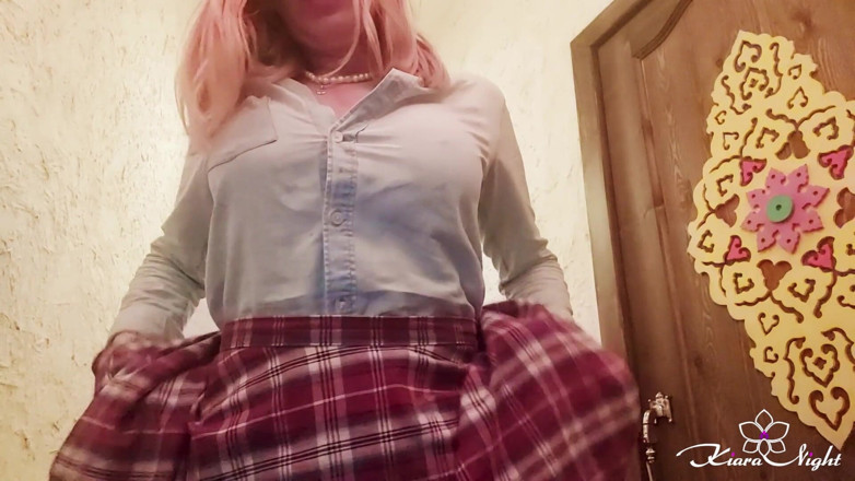 Kiara Night: Slutty beauty masturbates pussy in restaurant toilet