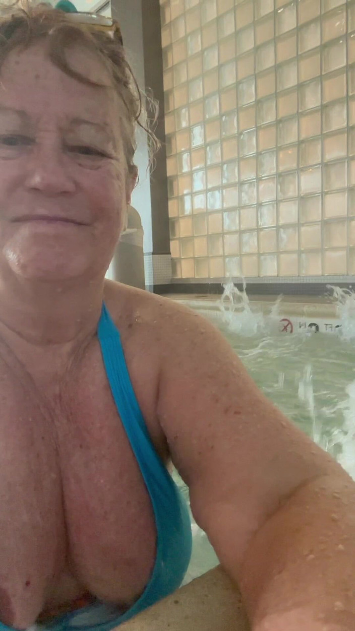 Big Ass 4 U: Шаловливая в горячей ванне, сисечка, игра