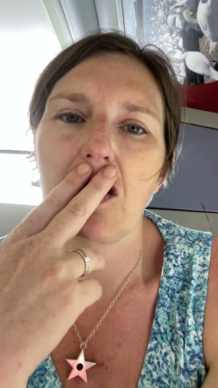 MistressWriggler: Üvey Anne Otobüsün Arkasında Kokulu Amıyla Oynuyor, Sonra Kokan Parmaklarını...