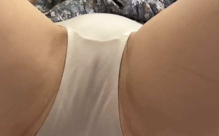 Lucylace1: 濡れたパンティーに指を入れられた。