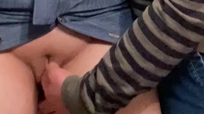 PriyaNaavya: Edepsiz hobi! Yaşlı adam herkesin içinde mükemmel amcığını parmaklıyor