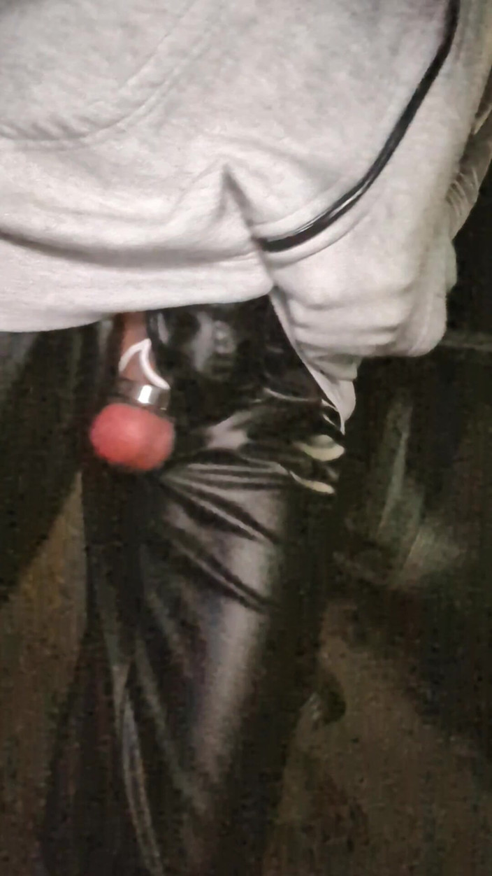 kinkygaynudist: Un homme sort et montre ses couilles