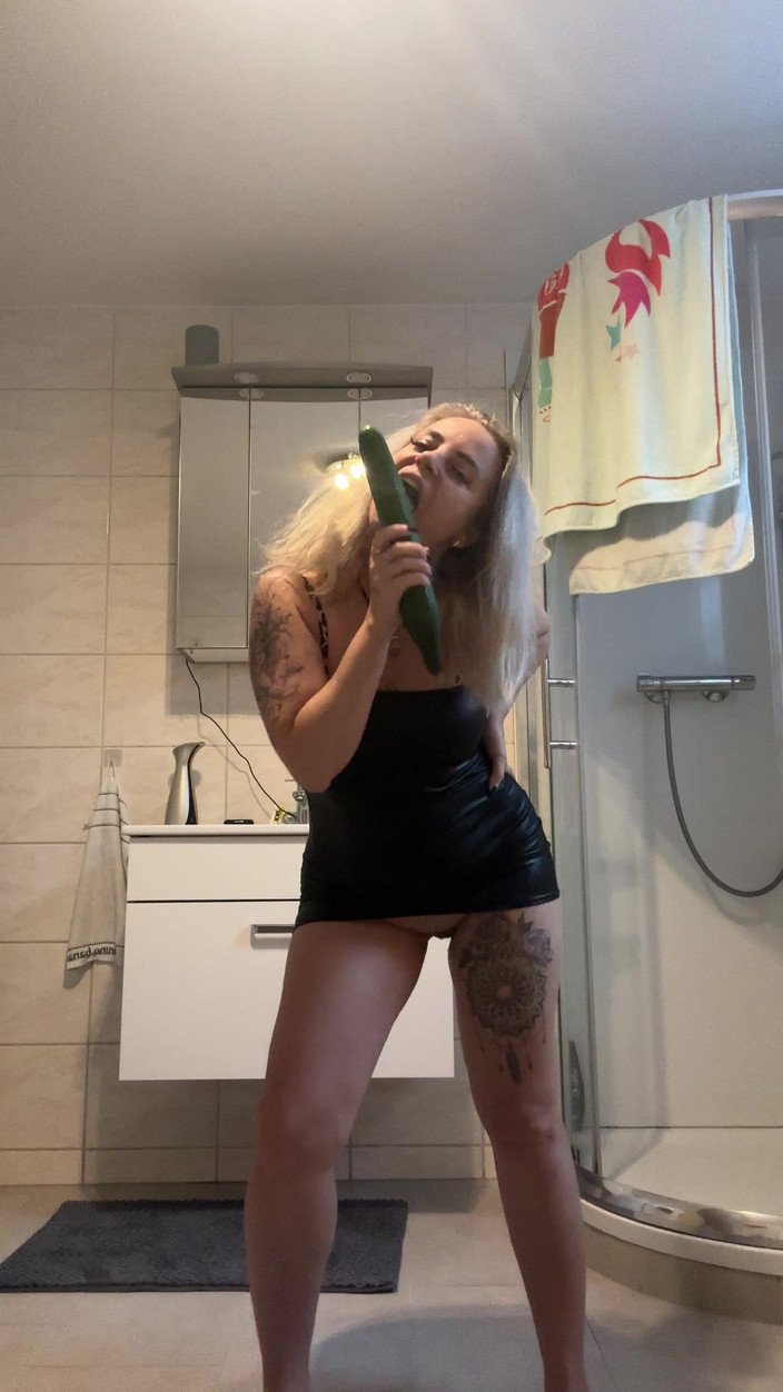 LarisaCum: Apa yang anda mahu lakukan dengan bajingan saya?