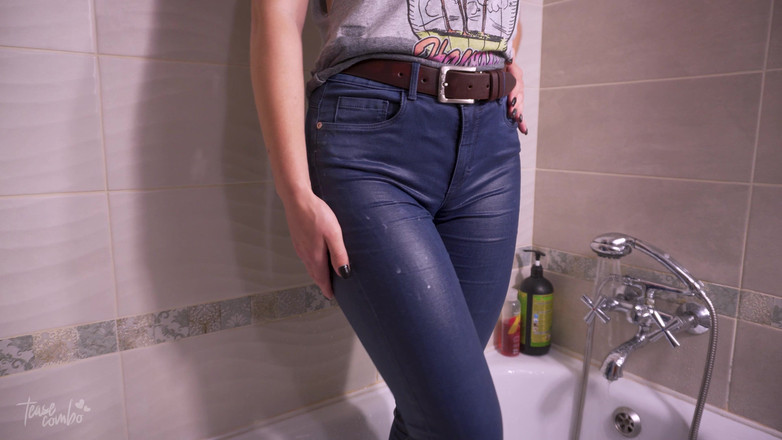 Teasecombo 4K: Awek mengusik toe unta basah dalam seluar jeans biru