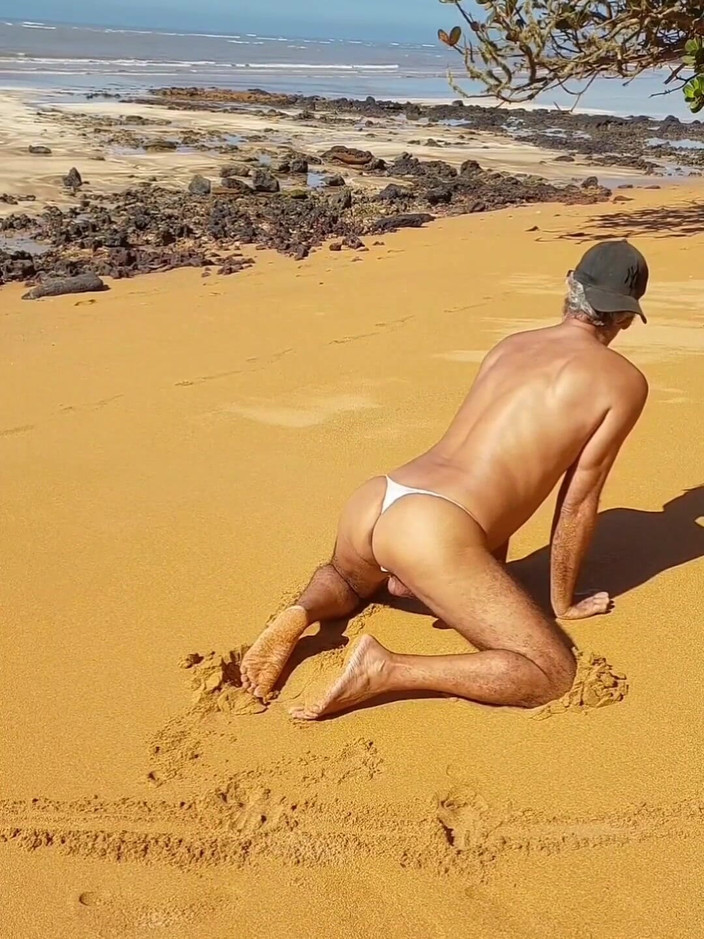 Ladysilvas: Ladysilva Crossdresser předvádí svůj sexy zadek v kalhotkách na pláži