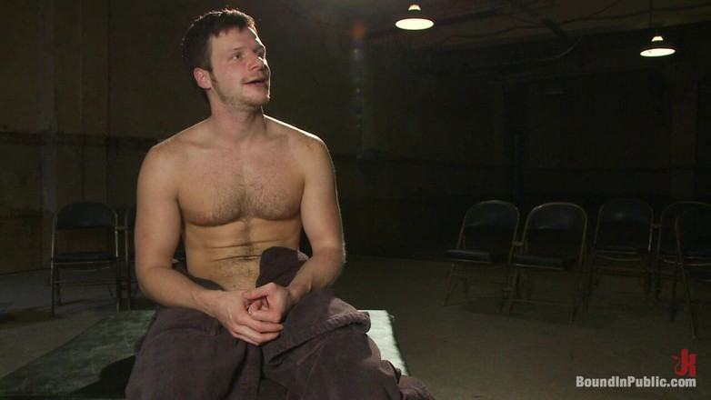 Bound in public: 布莱恩·邦德被抓到撒尿和射精。