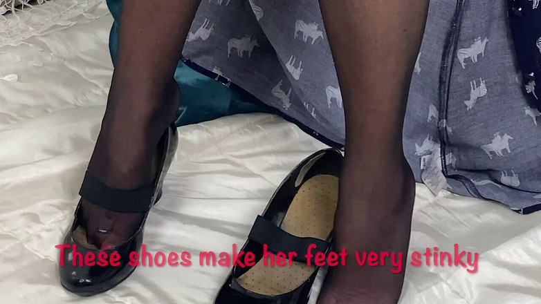 Mr MF: Pani dojrzałe stopy bawią się swoją zabawką