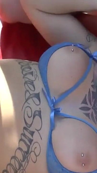 Tetovaná MILF děvka má gangbang s Hordou ptáků - koupá se v tryskající náloži mrdky