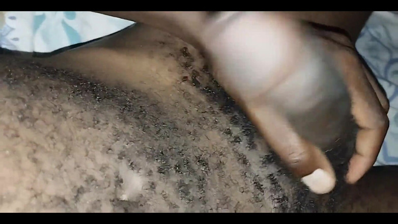 Kenyandick: 业余独奏男孩在观看重口味色情片后感觉饥渴