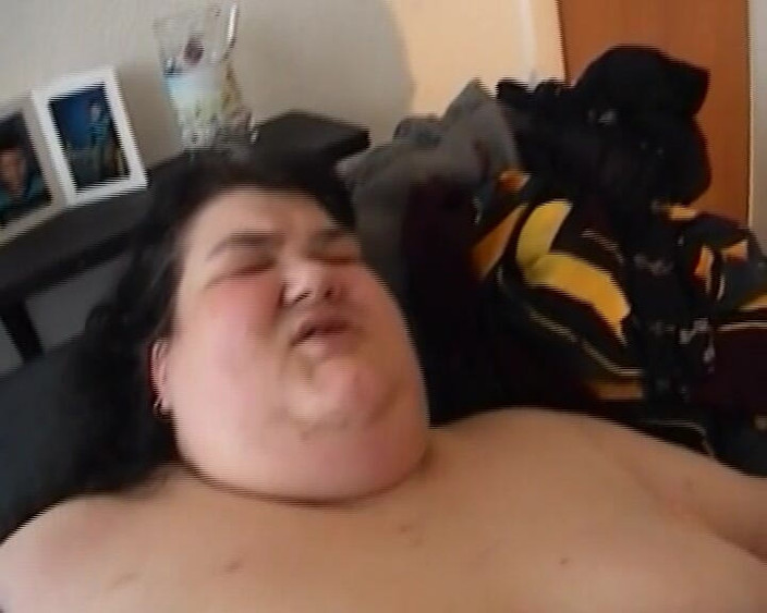 Deutsche XXX Filme: Une BBW allemande aux cheveux noirs se fait remplir la...