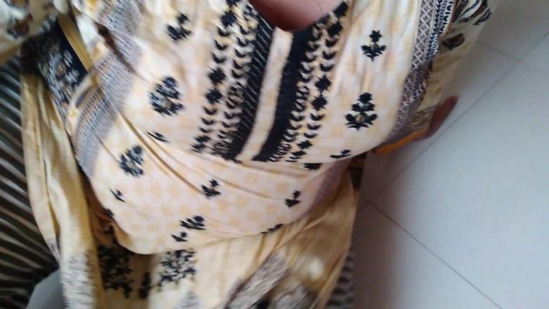 Aria Mia: デジの大きなお尻の義理の娘がベッドの下を掃除しているときに立ち往生し、義父が彼女のお尻を激しく犯した