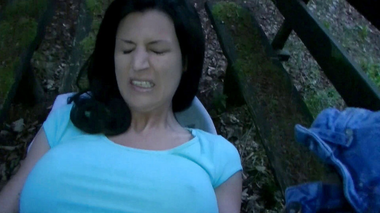 Melanie-Fox Private Videos: 숲에서 따먹히는 인정사정 없는 애널