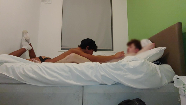 LeoTeenLatinos: Pelajar berambut merah curang teman wanitanya dengan kembar Latino