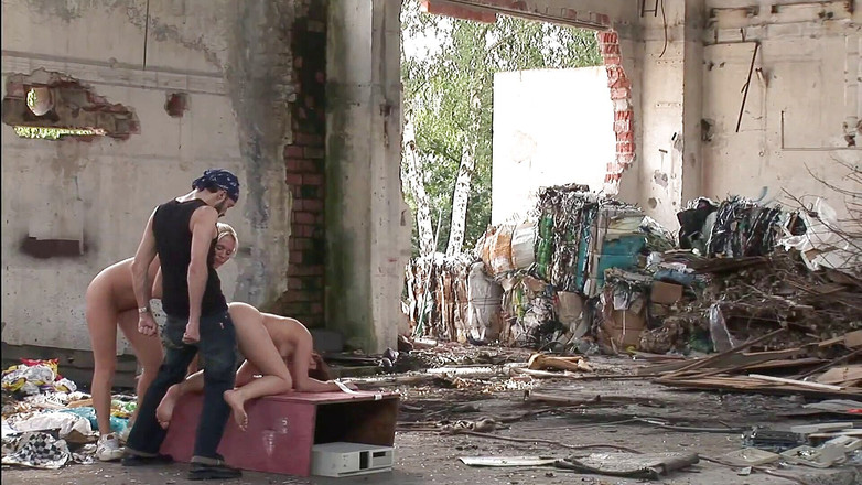 Sex All Together: Blonda este futută în cur de două scule mari și dispuse