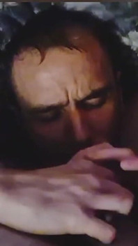 Fellatio auto assistita + ancorata + enorme sborrata in faccia