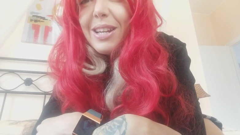 savannahamatoriale: Lavinia si nyonya berambut merah Italia, berbicara dengan cacingnya