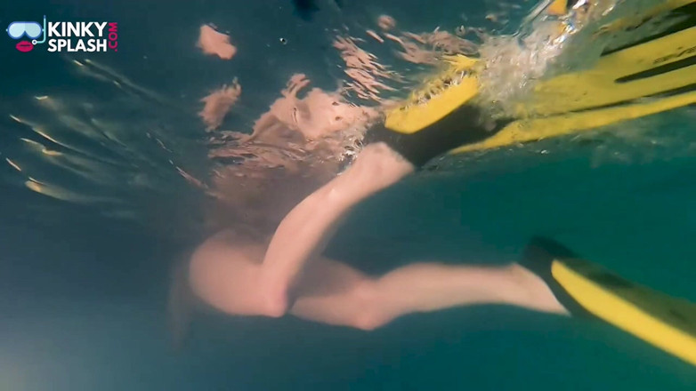 UKCuteGirl Lucy Lauren: Nackte schnorchelnacht-schlampe unter wasser spielen