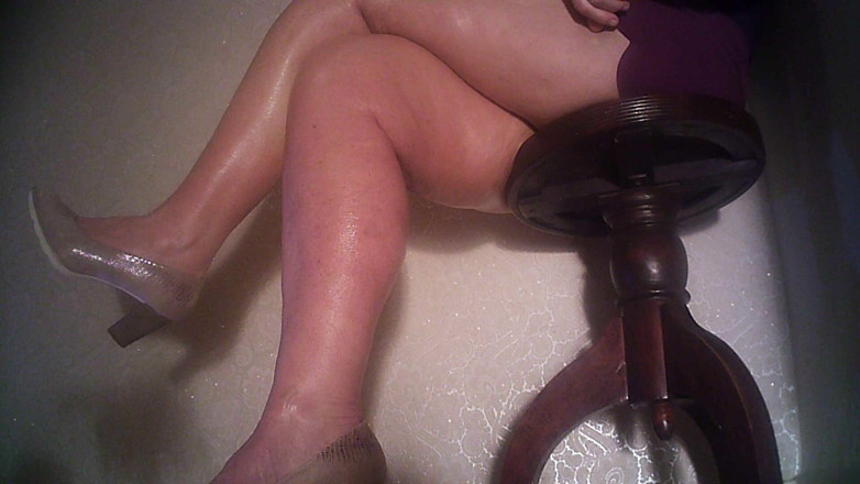 MisS Angel: Side view with golden heels