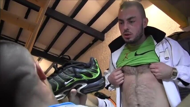 Sneaker gay: Macanao Torres neukt een tweeling in de sportkamer